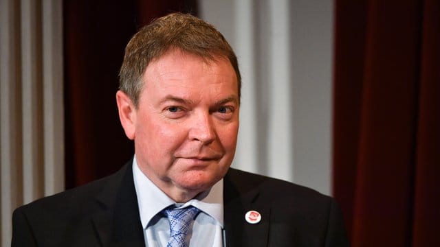 Der Kapitän aus dem bayerischen Landsberg am Lech hatte vergangenen Juni mit dem Schiff "Lifeline" mehr als 230 Migranten vor der libyschen Küste aus dem Mittelmeer gerettet.