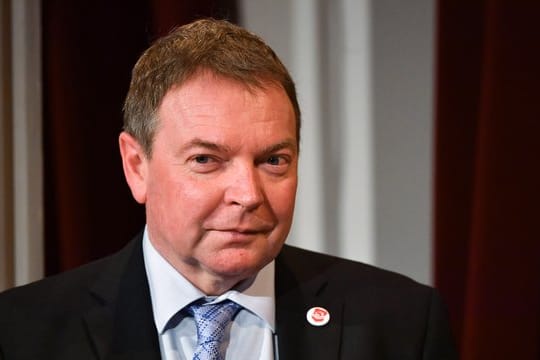 Der Kapitän aus dem bayerischen Landsberg am Lech hatte vergangenen Juni mit dem Schiff "Lifeline" mehr als 230 Migranten vor der libyschen Küste aus dem Mittelmeer gerettet.