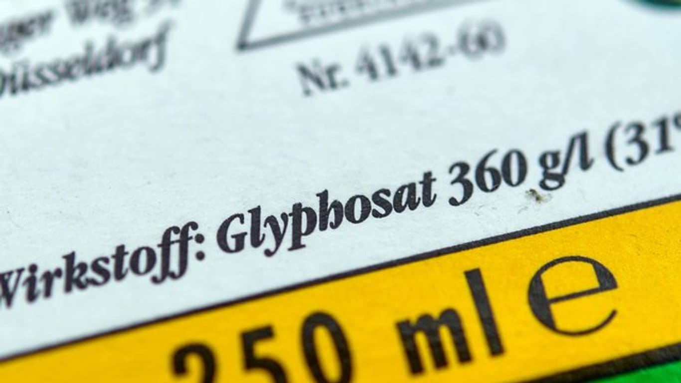 Kennzeichnung: Glyphosat kommt in vielen Unkrautvernichtungsmitteln vor – auch in Produkten für den Hausgarten.