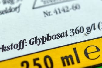 Kennzeichnung: Glyphosat kommt in vielen Unkrautvernichtungsmitteln vor – auch in Produkten für den Hausgarten.