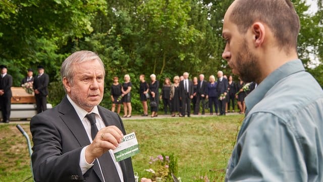 Als Geschäftsmann immer bereit: Georg Weiser (Joachim Król) gibt dem Friedhofsgärtner (Tom Lass) seine Visitenkarte.