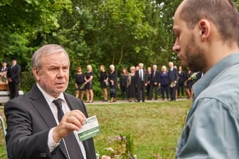 Als Geschäftsmann immer bereit: Georg Weiser (Joachim Król) gibt dem Friedhofsgärtner (Tom Lass) seine Visitenkarte.