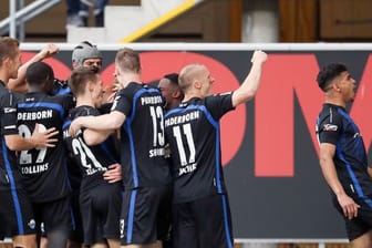 Die Paderborner Spieler könnten schon am Wochenende den Aufstieg in die Bundesliga feiern.