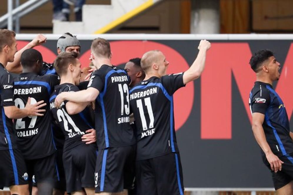 Die Paderborner Spieler könnten schon am Wochenende den Aufstieg in die Bundesliga feiern.