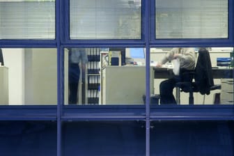 Arbeit in einem Büro: Arbeitgeber sind nun verpflichtet die Arbeitszeit ihrer Arbeitnehmer vollständig zu dokumentieren.