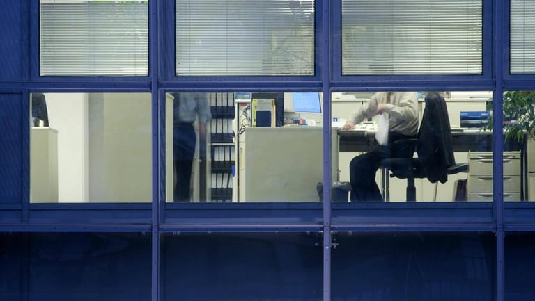 Arbeit in einem Büro: Arbeitgeber sind nun verpflichtet die Arbeitszeit ihrer Arbeitnehmer vollständig zu dokumentieren.