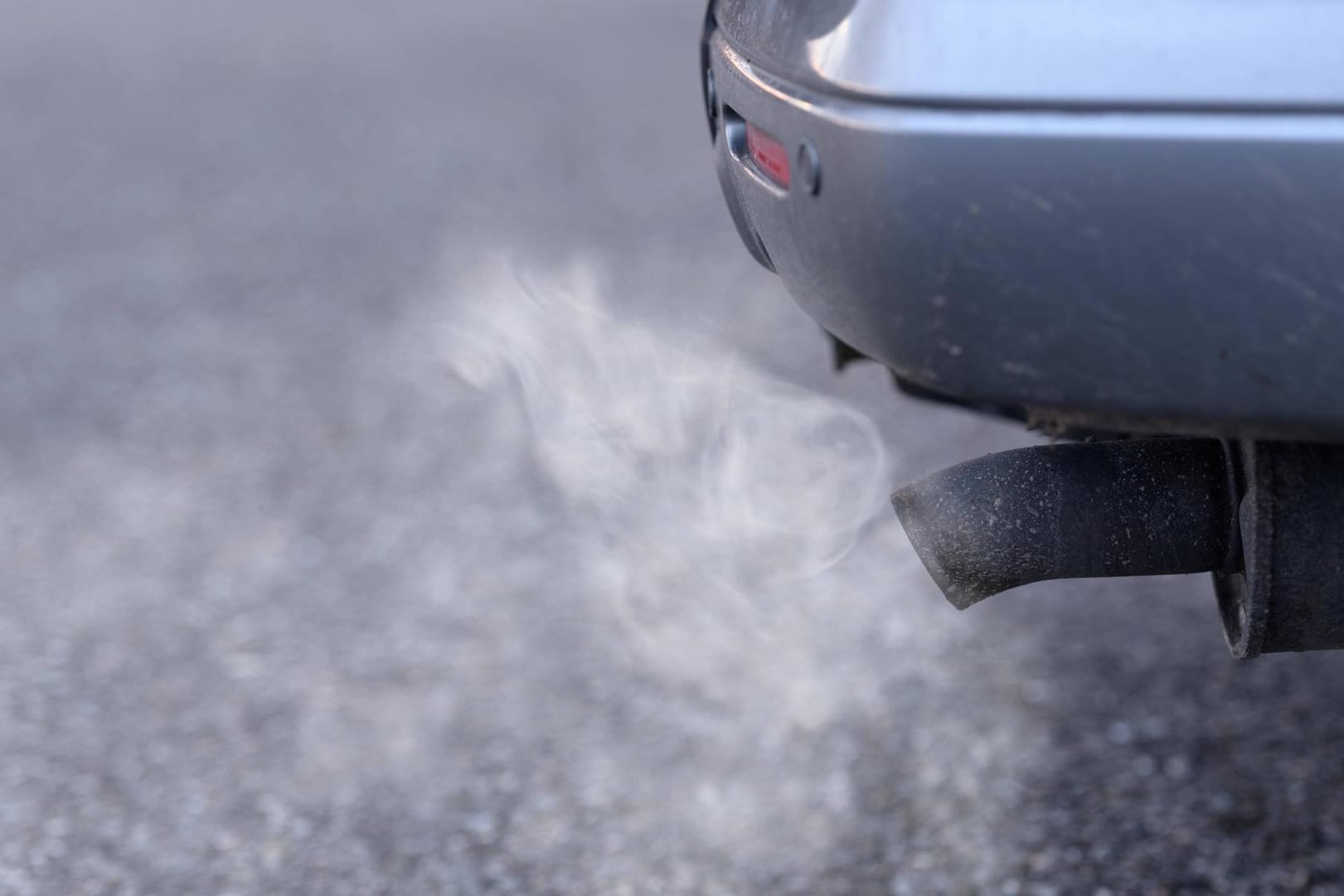 Abgase aus einem Auspuff: Der CO2-Wert ist in den vergangenen Jahren noch mehr angestiegen.