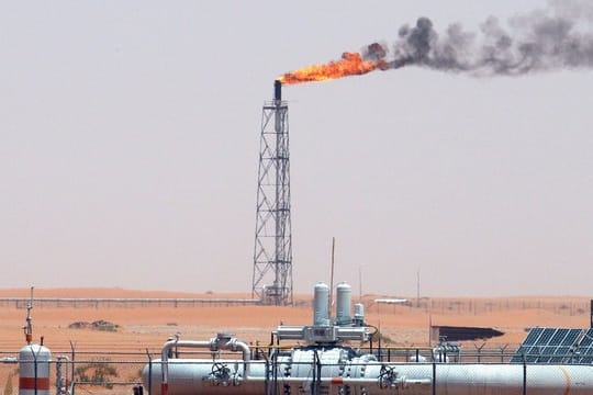 Technische Anlagen auf einem Ölfeld in Saudi-Arabien.