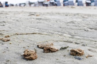 Unbekannte Klumpen auf Norderney: Der Landesbetrieb für Wasserwirtschaft, Küsten- und Naturschutz (NLWKN) untersucht zurzeit das angeschwemmte Material.