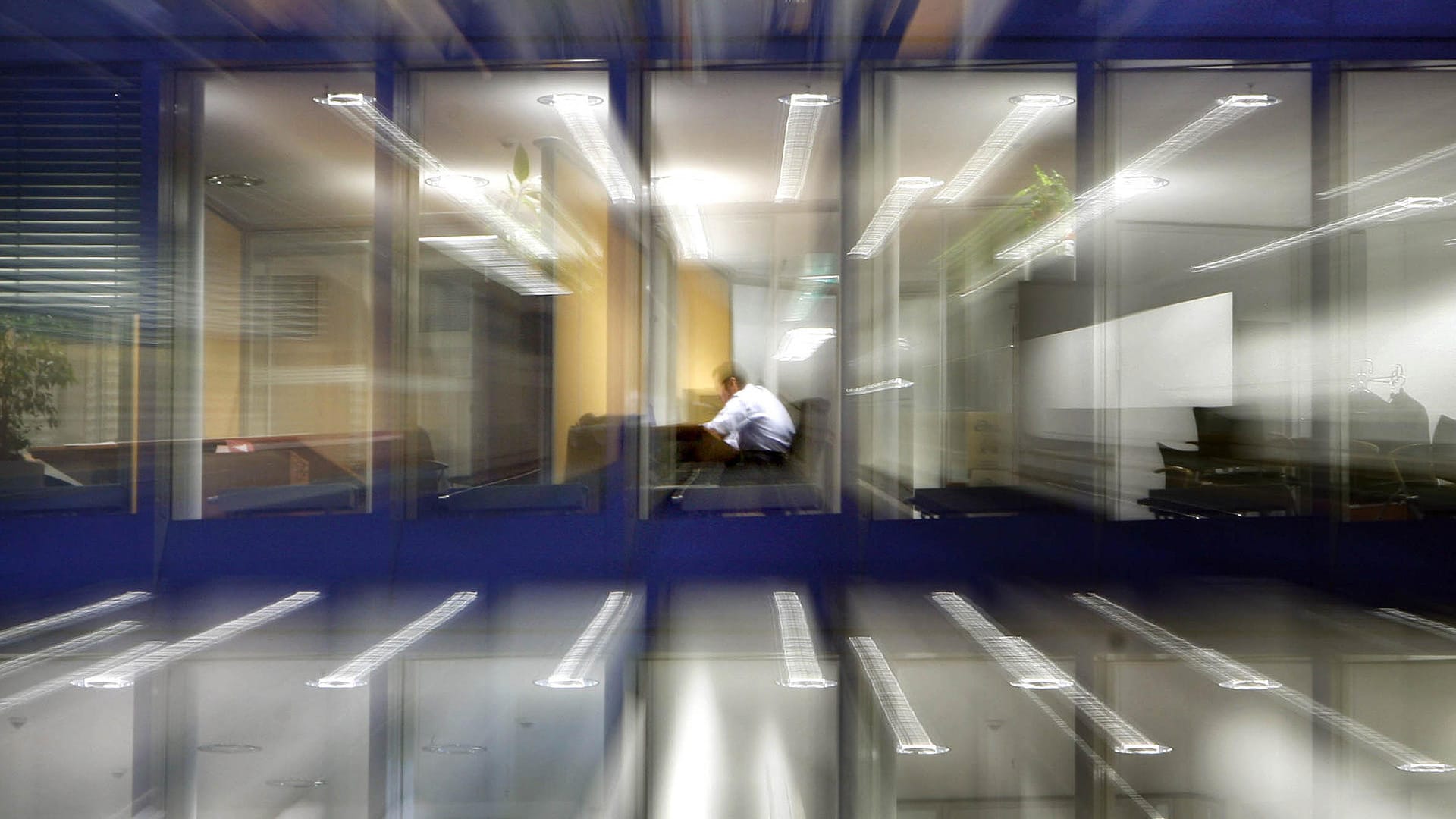 Ein Angestellter sitzt in einem Büro: Ein aktuelles Urteil hat festgelegt, dass Arbeitgeber die Arbeitszeiten komplett erfassen müssen.