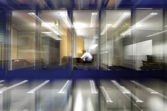 Ein Angestellter sitzt in einem Büro: Ein aktuelles Urteil hat festgelegt, dass Arbeitgeber die Arbeitszeiten komplett erfassen müssen.