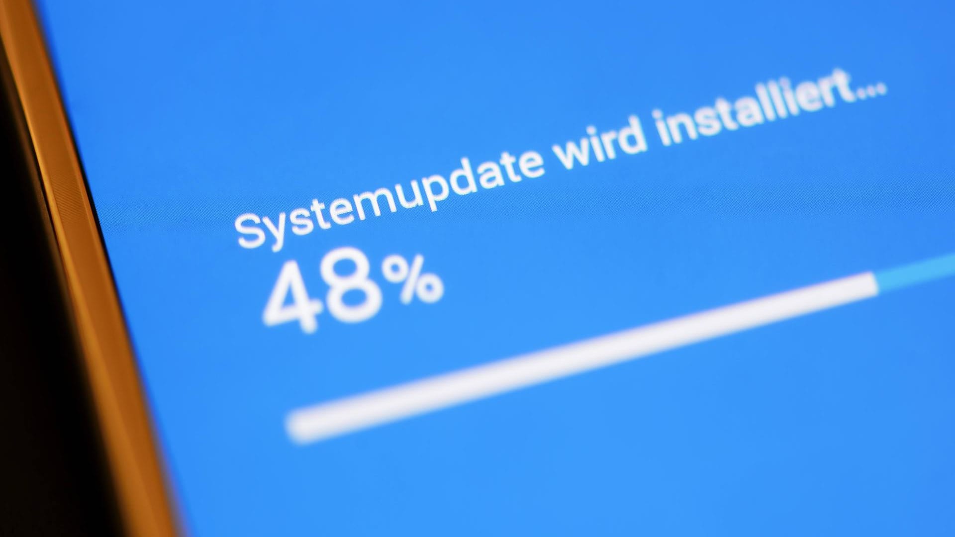 Update auf einem Smartphone (Symbolbild): Software sollten immer aktuell gehalten werden.