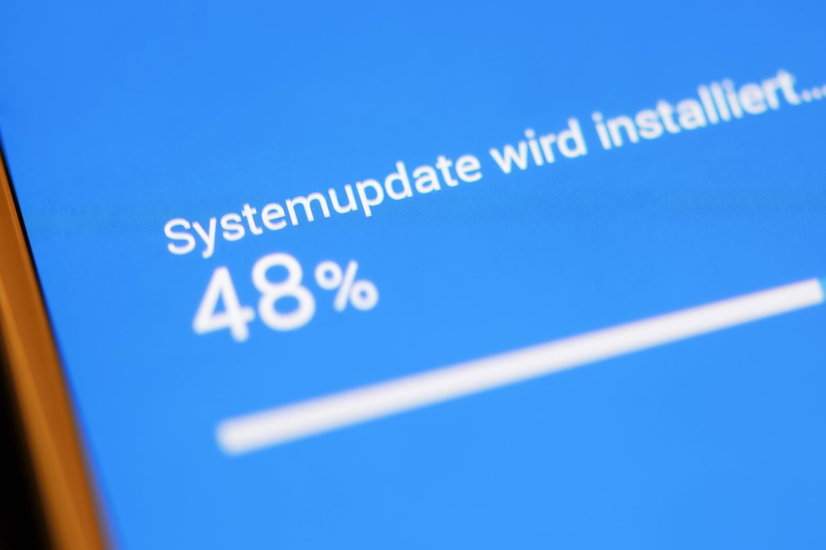 Update auf einem Smartphone (Symbolbild): Software sollten immer aktuell gehalten werden.