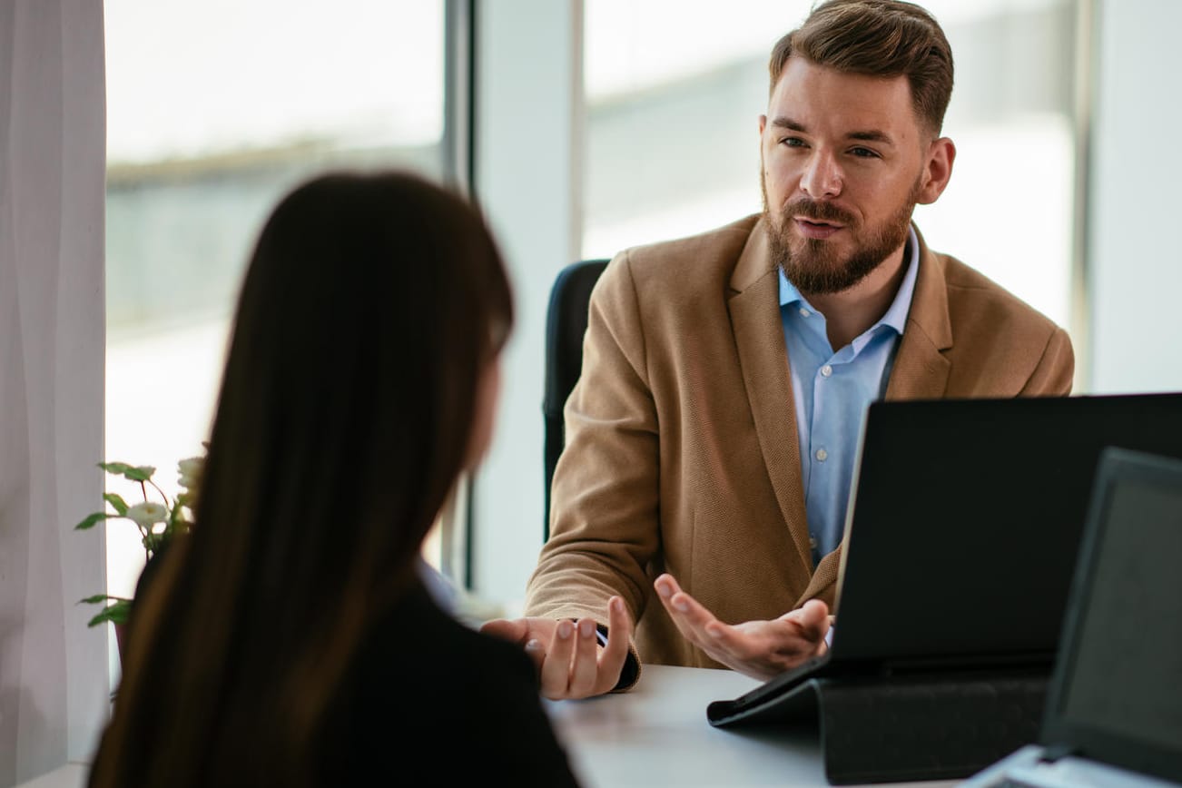 Chefin und Angestellter im Gespräch: Für Arbeitnehmer kann es sich lohnen, beim Vorgesetzten nach einem zinsgünstigen Mitarbeiterdarlehen zu fragen. Chefin und Angestellter im Gespräch: Für Arbeitnehmer kann es sich lohnen, beim Vorgesetzten nach einem zinsgünstigen Mitarbeiterdarlehen zu fragen.