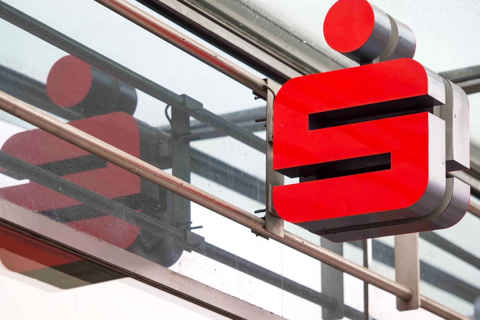 Sparkassen-Logo an einer Bankfiliale: Der Sparkassenverband hat eine "Hamburger Erklärung" mit Forderungen gegenüber Politik und Gesellschaft formuliert. Sparkassen-Logo an einer Bankfiliale: Der Sparkassenverband hat eine "Hamburger Erklärung" mit Forderungen gegenüber Politik und Gesellschaft formuliert.