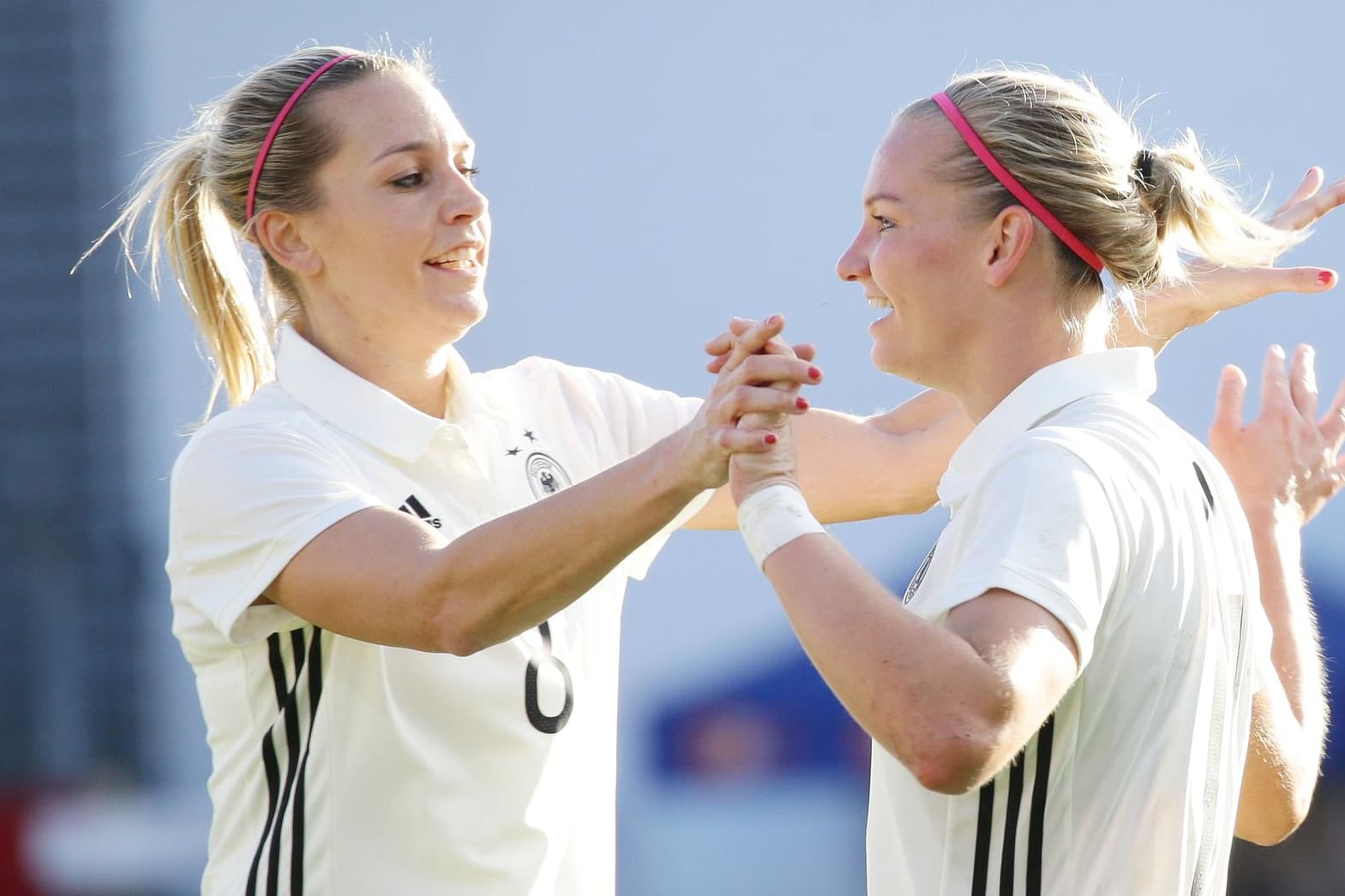 Lena Goeßling (l.) und Alexandra Popp: Mit ihrer Erfahrung wollen sie den dritten Stern für Deutschland holen.