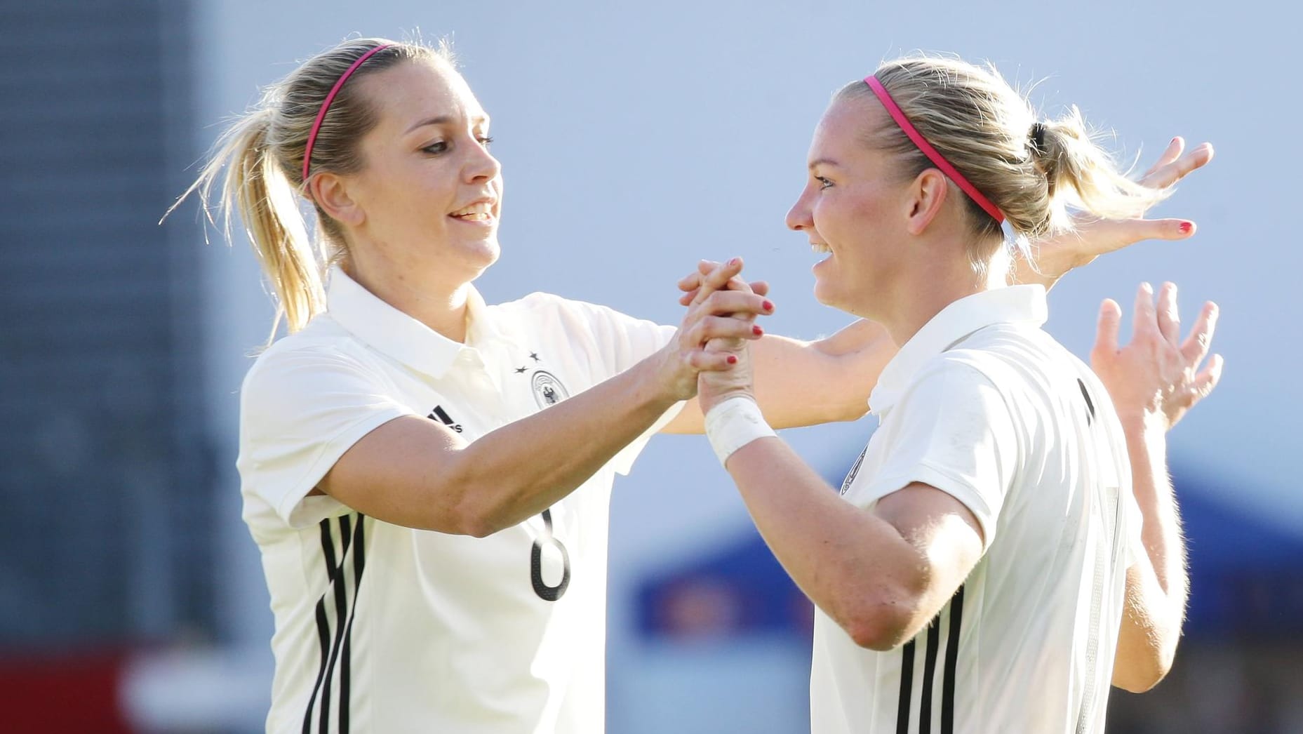 Lena Goeßling (l.) und Alexandra Popp: Mit ihrer Erfahrung wollen sie den dritten Stern für Deutschland holen.