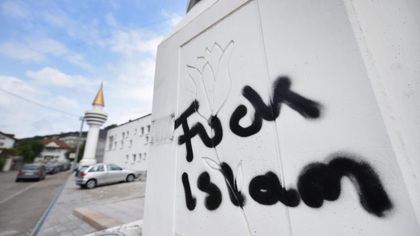 Eine islamfeindliche Parole an einer Moschee: Die Zahl der fremdenfeindlichen Straftaten ist im vergangenen Jahr um fast 20 Prozent gestiegen.