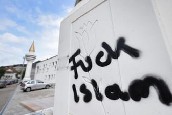 Eine islamfeindliche Parole an einer Moschee: Die Zahl der fremdenfeindlichen Straftaten ist im vergangenen Jahr um fast 20 Prozent gestiegen.