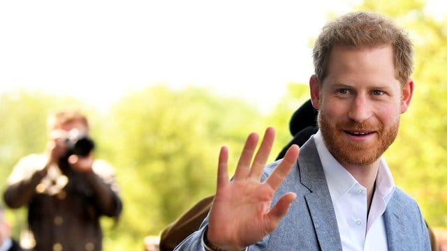 Prinz Harry verlässt nach seinem Besuch das Kinderkrankenhaus von Oxford.