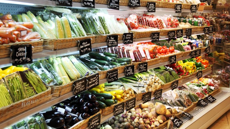 Gemüse und Obst im Supermarkt: Oft werde diese Waren in Plastik verpackt angeboten.