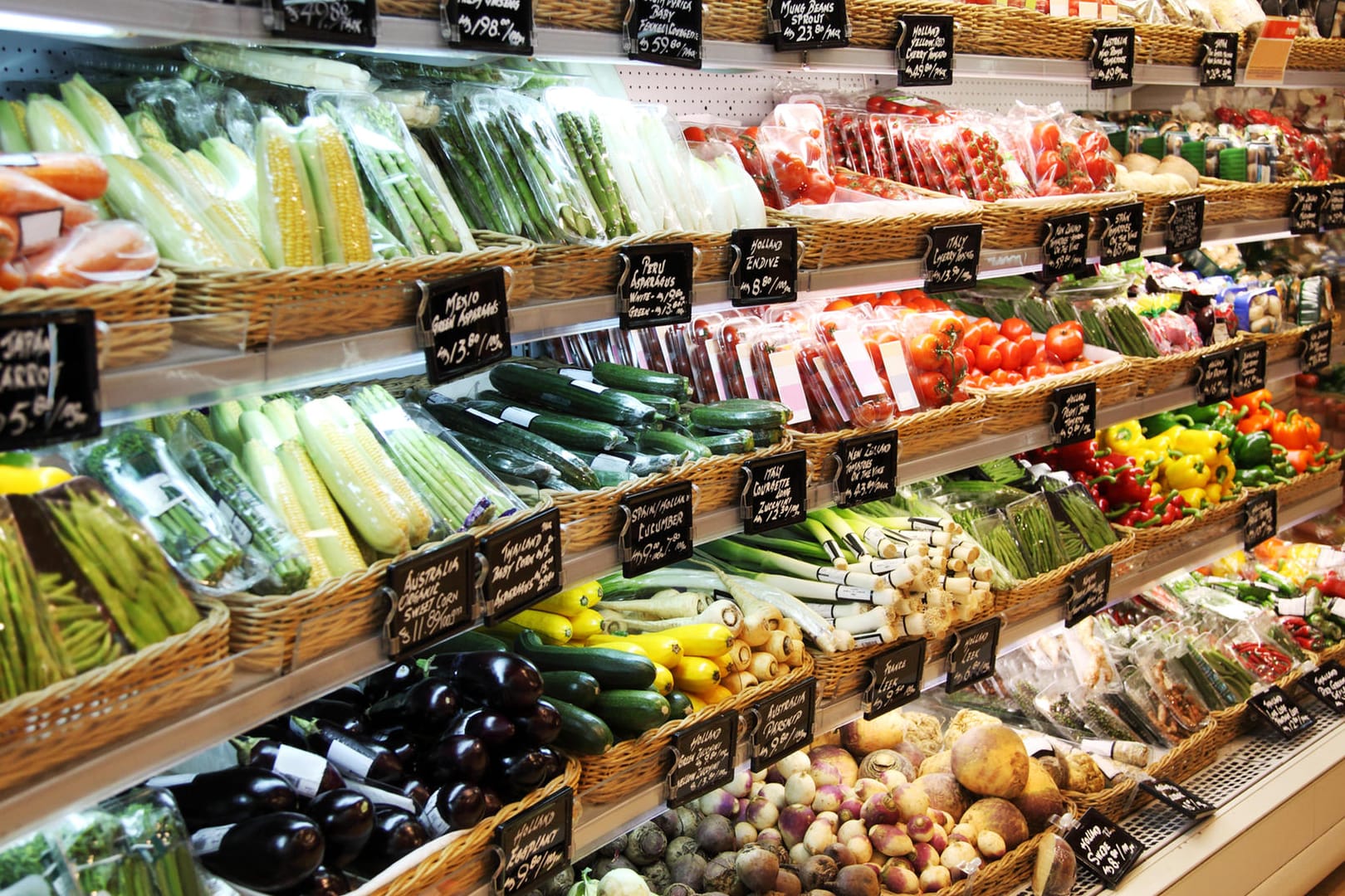 Gemüse und Obst im Supermarkt: Oft werde diese Waren in Plastik verpackt angeboten.