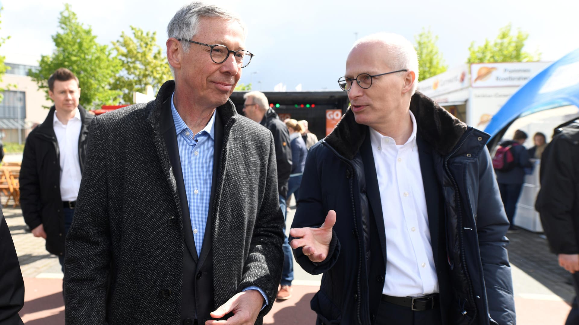 Carsten Sieling mit Peter Tschentscher auf der Gewerbeschau Osterholz: Der Bremer Bürgermeister bekam im Wahlkampf Besuch von seinem Amtskollegen aus Hamburg.