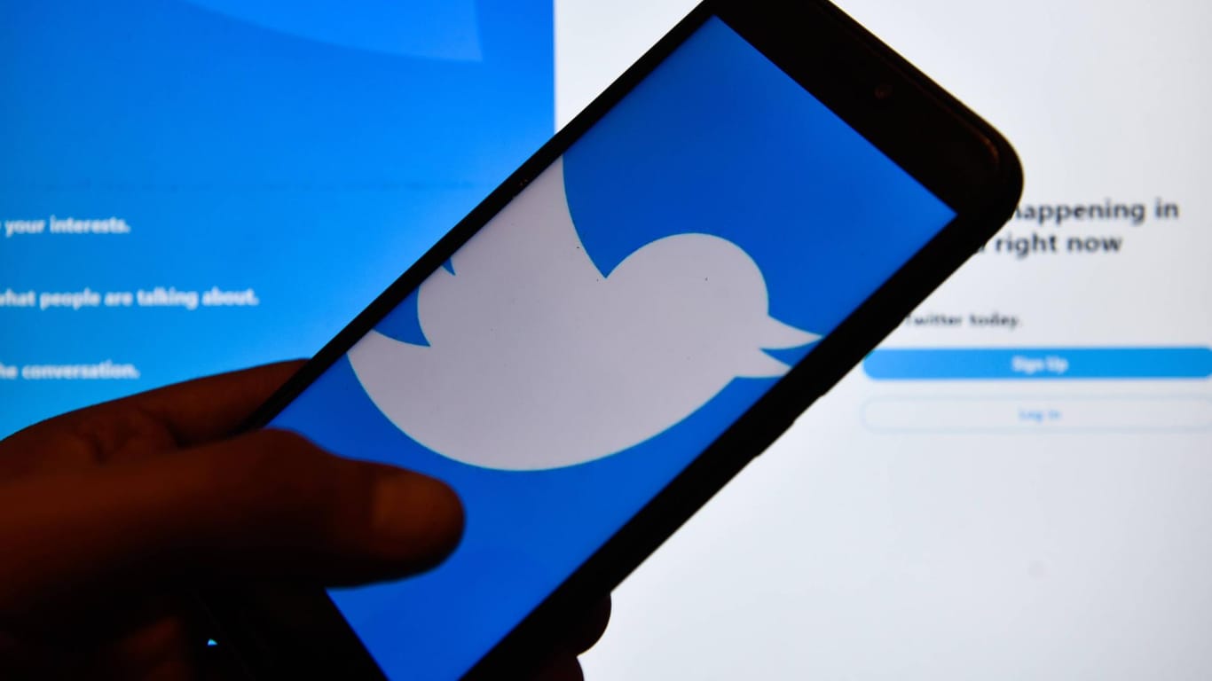 Ein Smartphone und ein Computer-Display zeigen das Twitter-Logo: Die Plattform geht derzeit streng gegen mögliche Wahlbeeinflussung vor.
