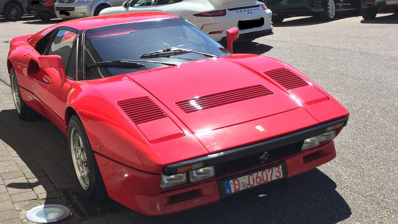 Ein rote Ferrari 288 GTO, Erstzulassung 1985: Ein angeblicher Kaufinteressent ist mit dem Auto bei einer Probefahrt weggefahren.