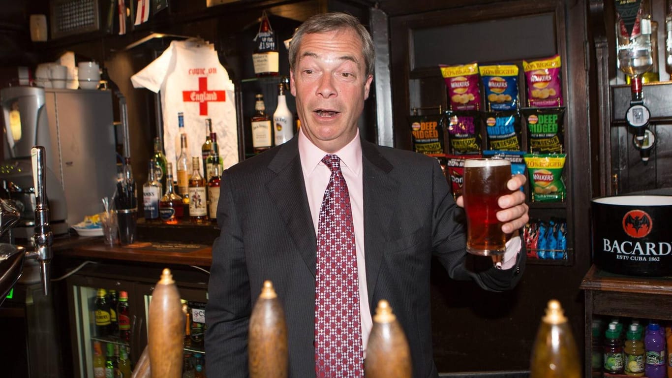 Nigel Farage 2014 als Ukip-Chef: Immer wieder ließ er sich in Pubs mit einem Bier in der Hand ablichten.