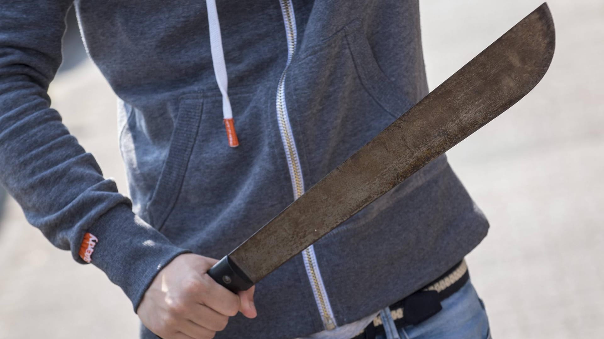 Mann mit Machete: In Meerbusch wurden drei Personen überfallen. (Symbolbild)