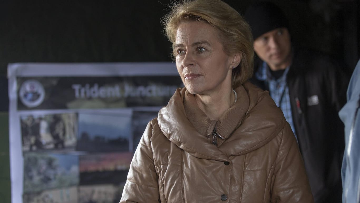 Ursula von der Leyen besucht ein Nato-Manöver: Die Verteidigungsministerin hat befürwortet die Bildung einer EU-Verteidigungsunion.