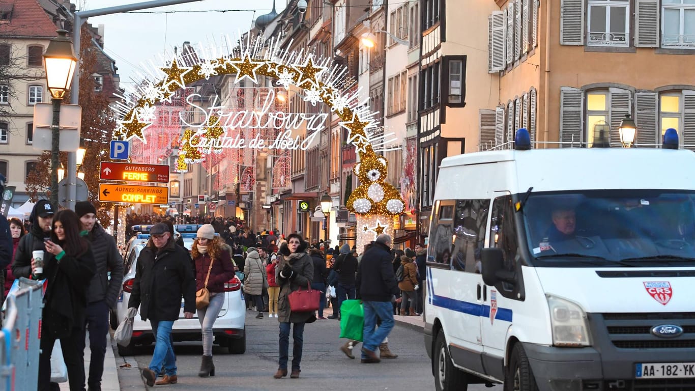 Polizei auf dem Straßburger Weihnachtsmarkt: Bei einem Anschlag starben im Dezember 2018 fünf Menschen.