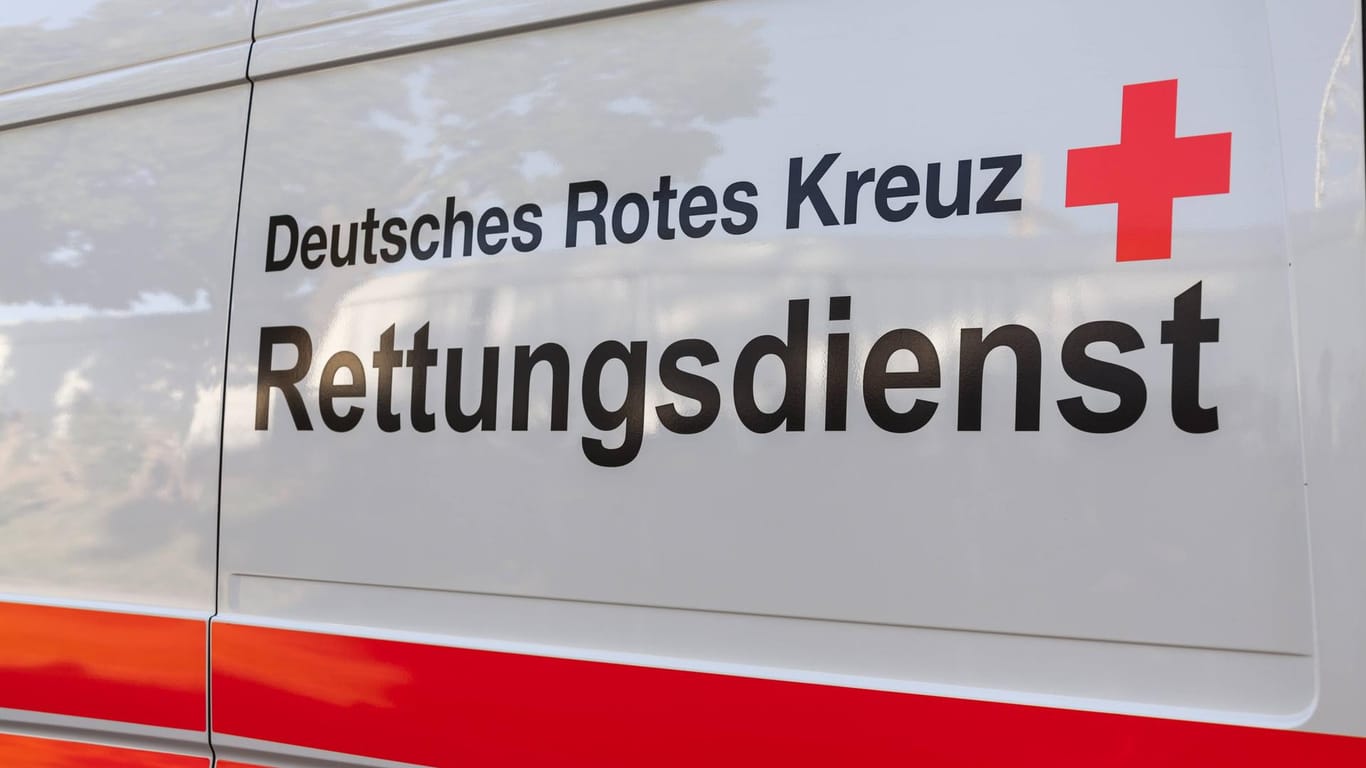 Deutsches Rotes Kreuz im Einsatz: Ein Kind ist aus dem fünften Stock gefallen und hat sich schwer verletzt. (Symbolbild)