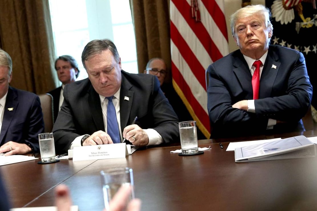 US-Außenminister Mike Pompeo mit US-Präsident Donald Trump bei einer Kabinettssitzung: In einem Brief an die EU beschweren sich das amerikanische Außen- und Verteidigungsministerium über das geplante EU-Verteidigungsbündnis.