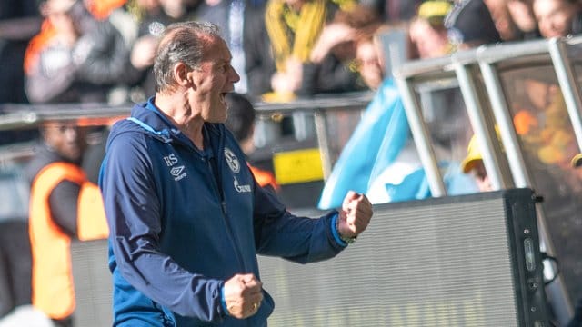 Trainer Huub Stevens ist noch ein Spiel beim FC Schalke 04 im Amt.