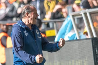 Trainer Huub Stevens ist noch ein Spiel beim FC Schalke 04 im Amt.