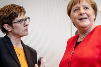 Annegret Kramp-Karrenbauer und Angela Merkel: Die ungeklärte Frage der Kanzlerinnen-Nachfolge setzt die CDU unter Druck. Nicht die einzige Baustelle. Steht in Berlin nach den Wahlen Ende Mai ein politisches Beben bevor?