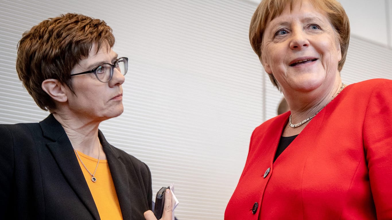 Annegret Kramp-Karrenbauer und Angela Merkel: Die ungeklärte Frage der Kanzlerinnen-Nachfolge setzt die CDU unter Druck. Nicht die einzige Baustelle. Steht in Berlin nach den Wahlen Ende Mai ein politisches Beben bevor?