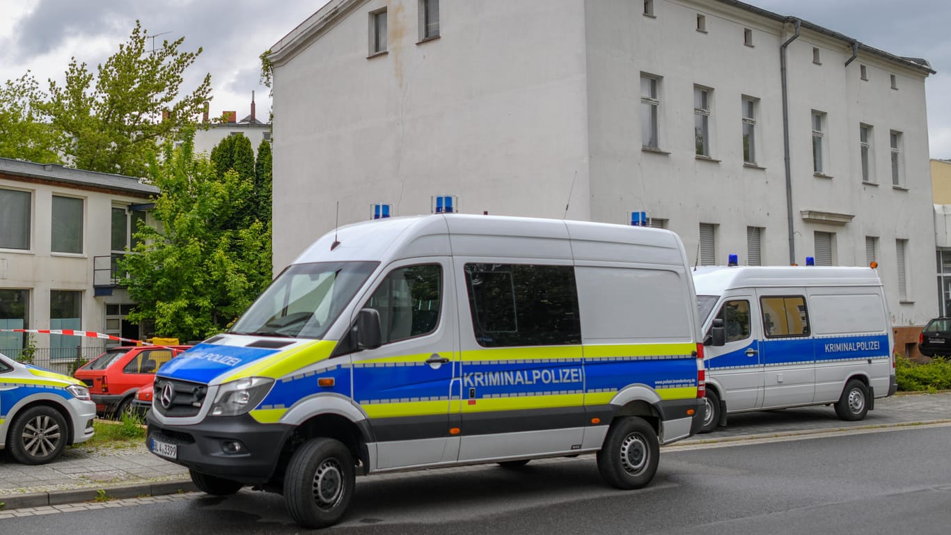 Kriminalpolizei am Tatort in Forst: Hier wurden zwei Männerleichen entdeckt.
