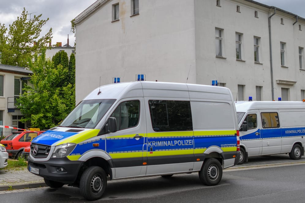 Kriminalpolizei am Tatort in Forst: Hier wurden zwei Männerleichen entdeckt.