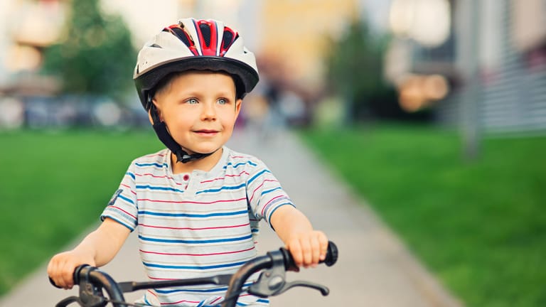 Ein guter Fahrradhelm sorgt für Schutz und Sicherheit, wenn Kinder das Radfahren für sich entdecken.