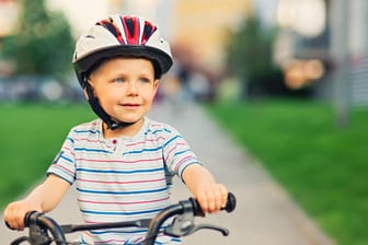 Ein guter Fahrradhelm sorgt für Schutz und Sicherheit, wenn Kinder das Radfahren für sich entdecken.