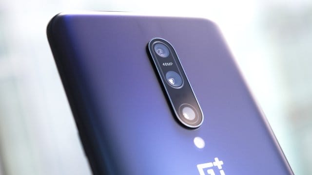 Die Hauptkamera des OnePlus 7 Pro ist ein Trio aus Weitwinkelkamera (oben), 48-Megapixel-Hauptkamera (Mitte) und Dreifach-Telelinse (unten).