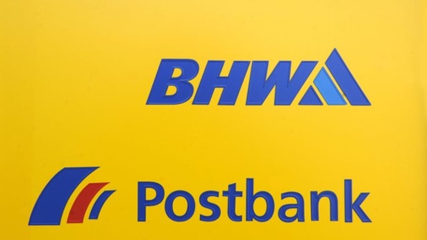 Logos von BHW und Postbank: Unter der Marke der BHW werden die Bausparten der Deutschen Bank und der Postbank zusammengeführt.