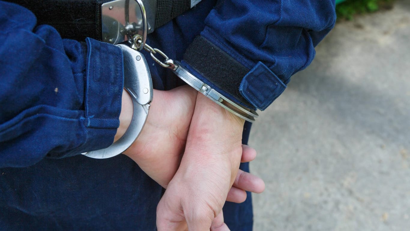 Verhaftung: Zwei Männer sollen bei einem Streit mit Schüssen in Rüsselsheim beteiligt gewesen sein. (Symbolbild)
