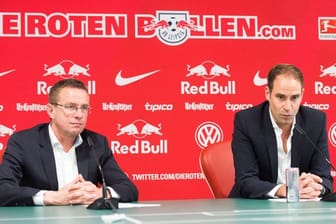 Ralf Rangnick (l) und Oliver Mintzlaff haben bei RB Leipzig das Sagen.