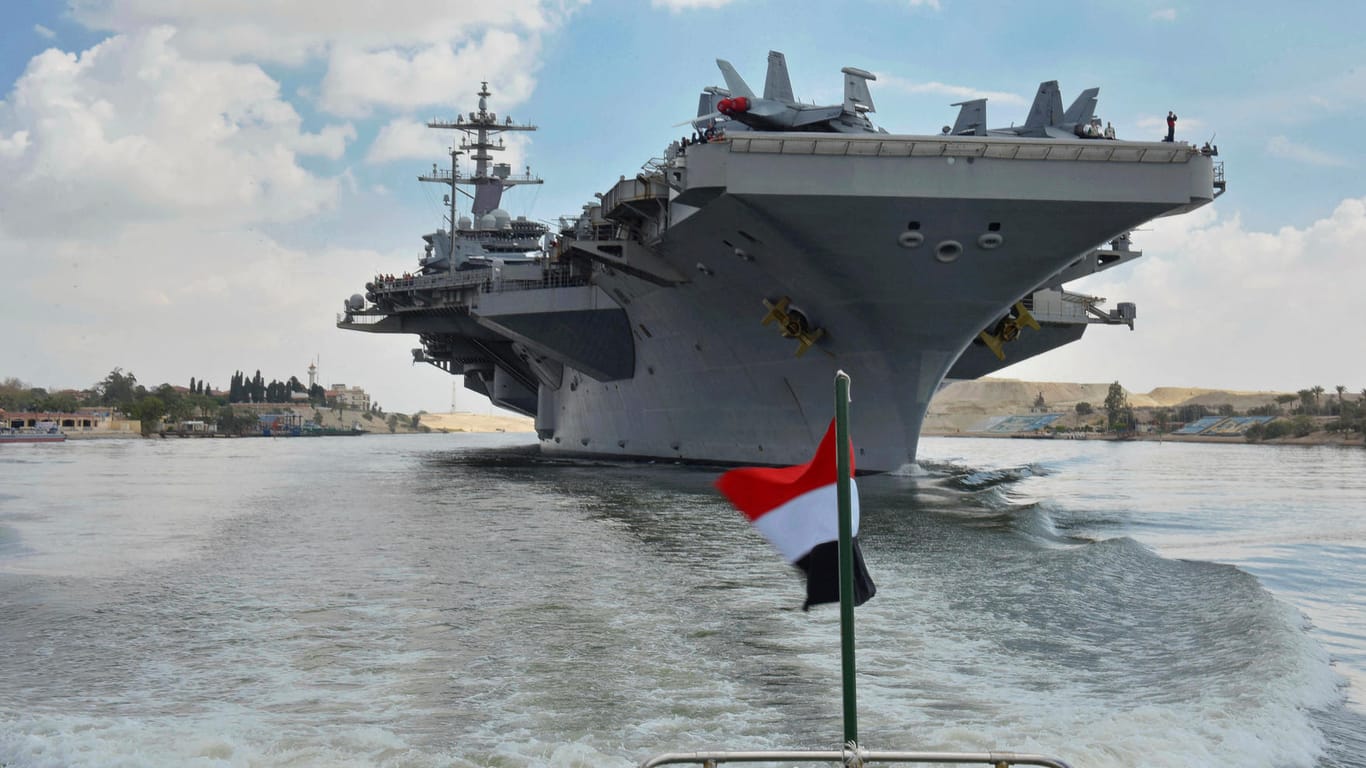 Die "USS Abraham Lincoln" fährt im Suezkanal nach Süden. Als militärische Warnung verlegt die USA den Flugzeugträger in Richtung Iran.