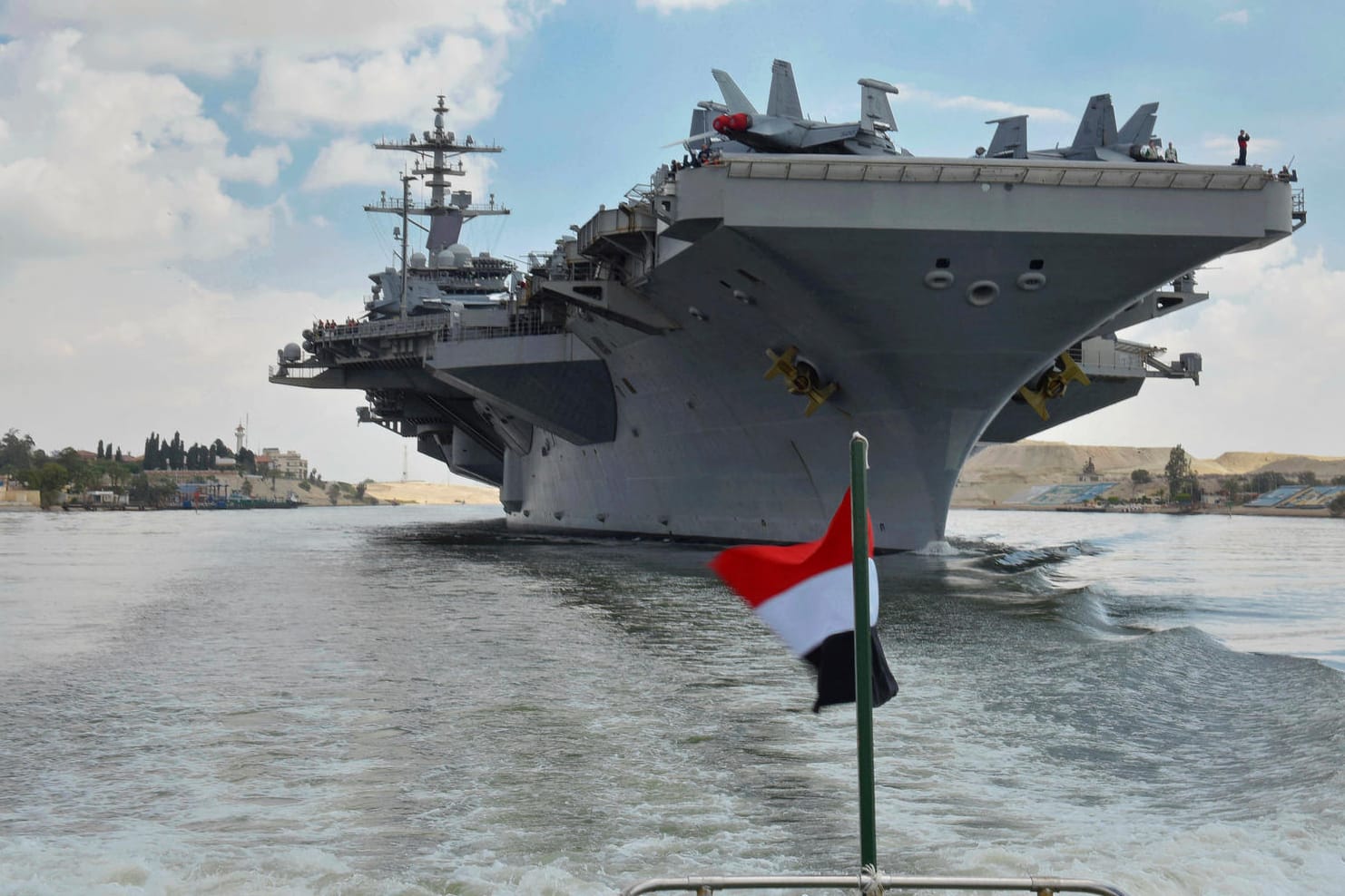 Die "USS Abraham Lincoln" fährt im Suezkanal nach Süden. Als militärische Warnung verlegt die USA den Flugzeugträger in Richtung Iran.
