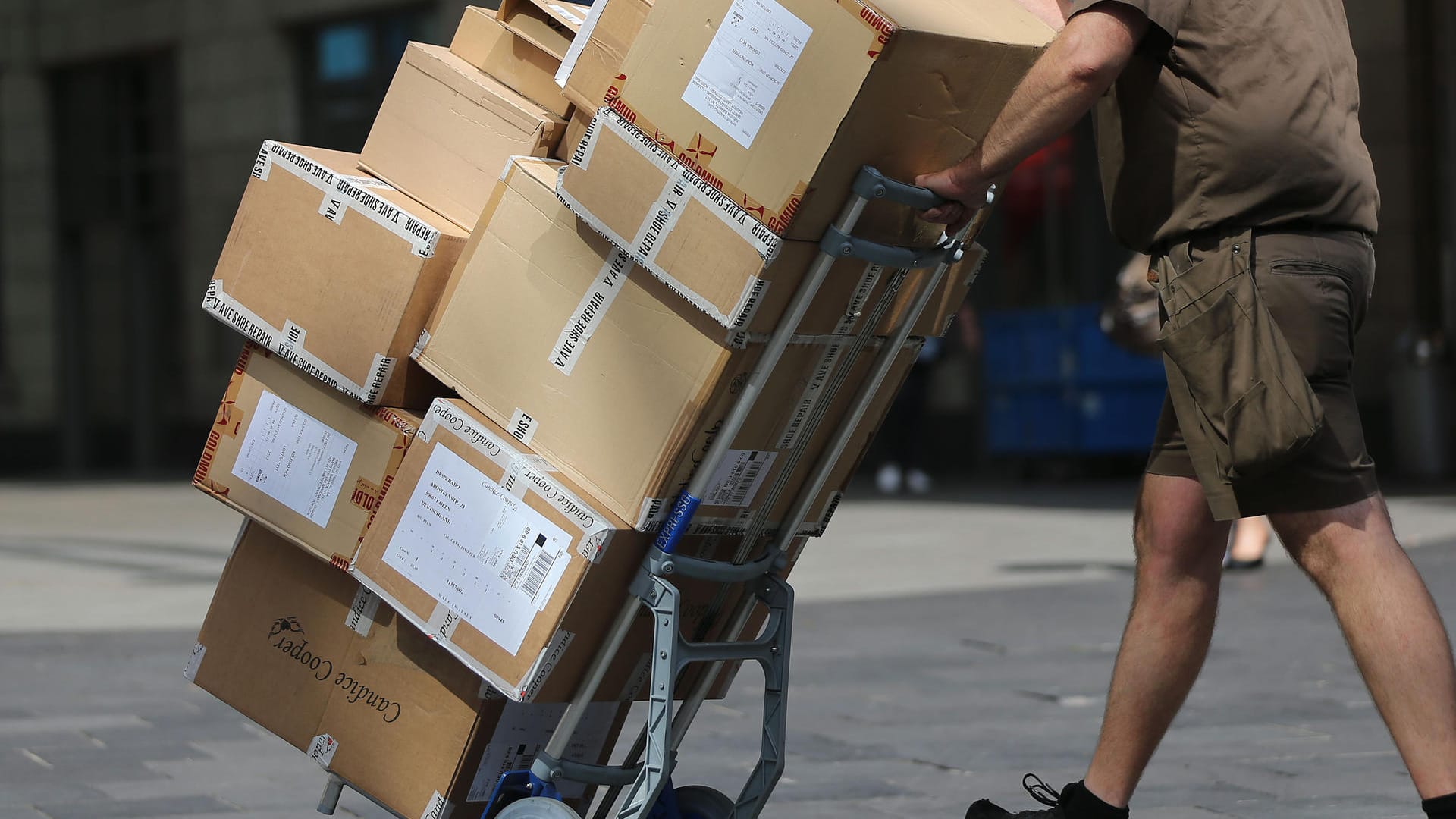 Ein Paketbote: Die Spitzen von Union und SPD haben sich auf Verbesserungen bei den Arbeitsbedingungen von Paketboten geeinigt.